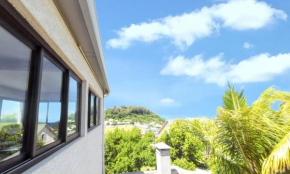 Superbe appartement à Petite Île avec vue mer et montagne.
